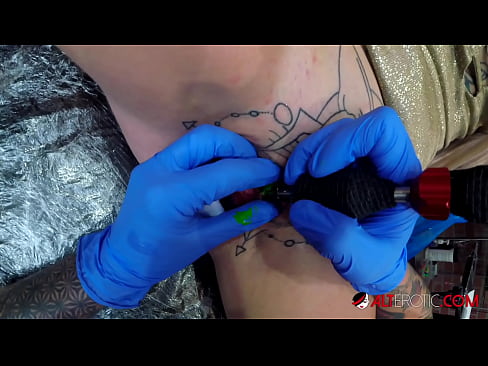 ❤️ Extremadamente tatuado hottie Sully Savage consiguió un tatuaje en su clítoris ❌  Sexo en es.truedating.top ❌️